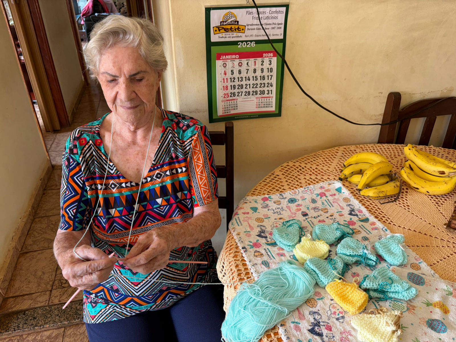 Aos 91 anos, professora se dedica a fazer e doar sapatinhos de tricô à Maternidade da Santa Casa de Barretos