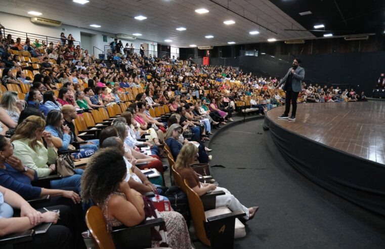 Em preparação para a volta às aulas, professores são recebidos com palestra
