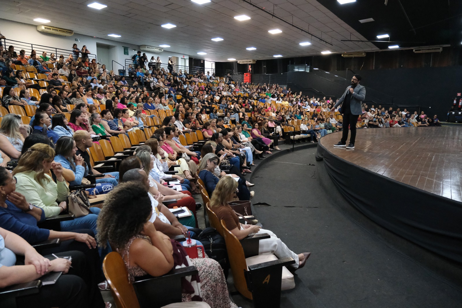 Em preparação para a volta às aulas, professores são recebidos com palestra