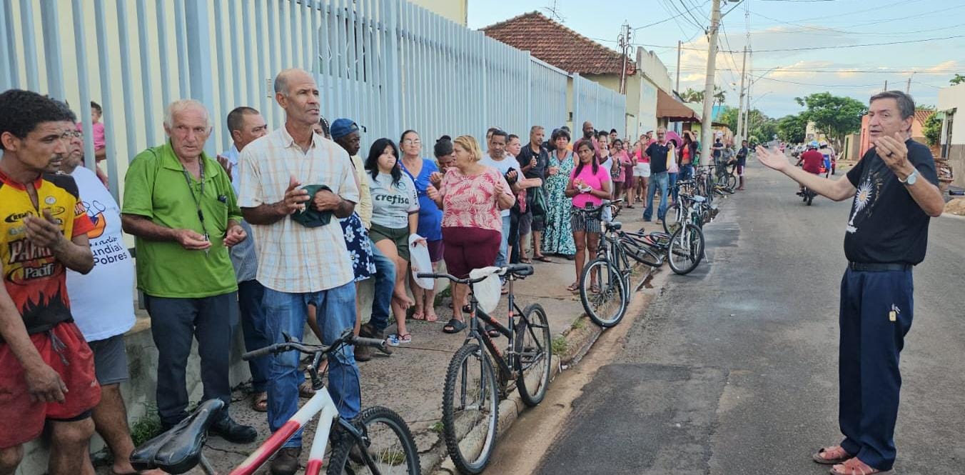 Feijoada é servida para famílias assistidas da comunidade Santana e Santa Terezinha