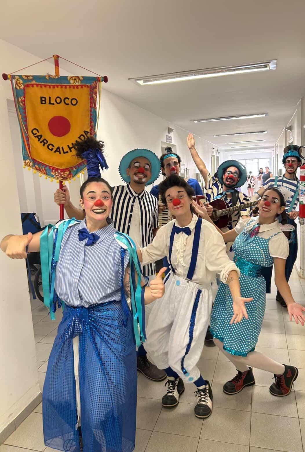 Cortejo de Carnaval dos Palhaços da Alegria leva clima de folia a pacientes e profissionais de saúde de Barretos e região