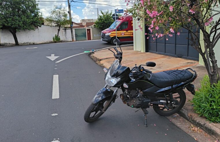 Bombeiros atendem acidente envolvendo carro e moto