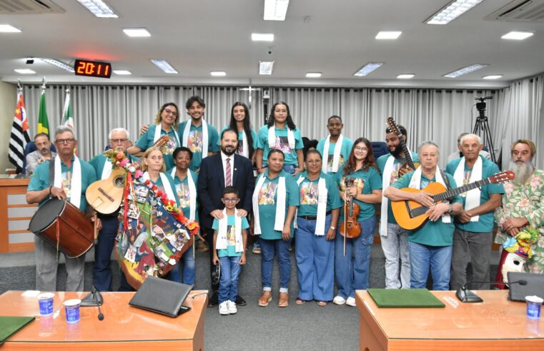 Legislativo entrega diplomas para  Folia de Reis em sessão solene