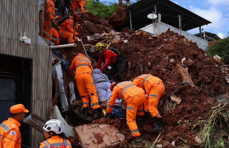 Chuva mata 55 pessoas e mobiliza oito frentes de resgate em Minas