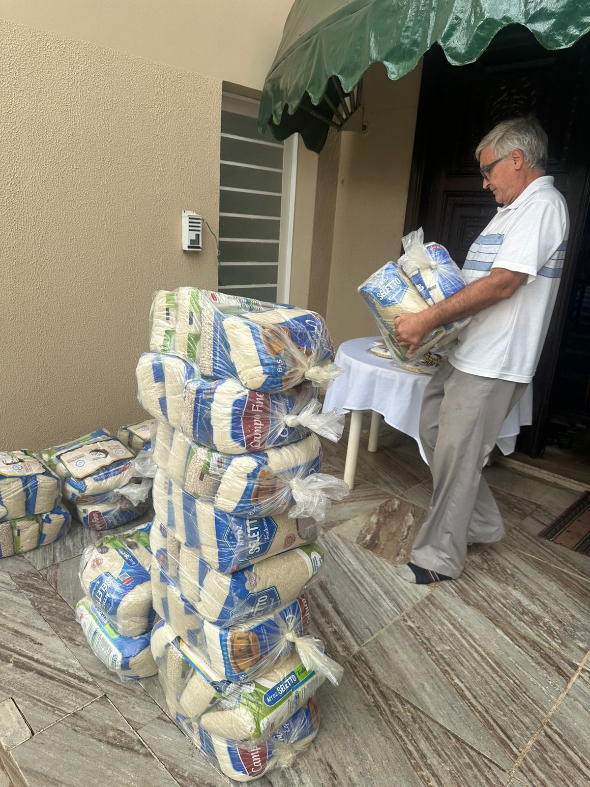 Mesquita Muçulmana entrega cestas básica para entidades e sopão do Santo Antônio