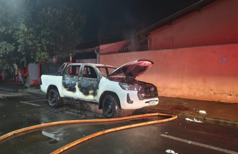 Bombeiros atendem incêndio em caminhonete no bairro Nogueira