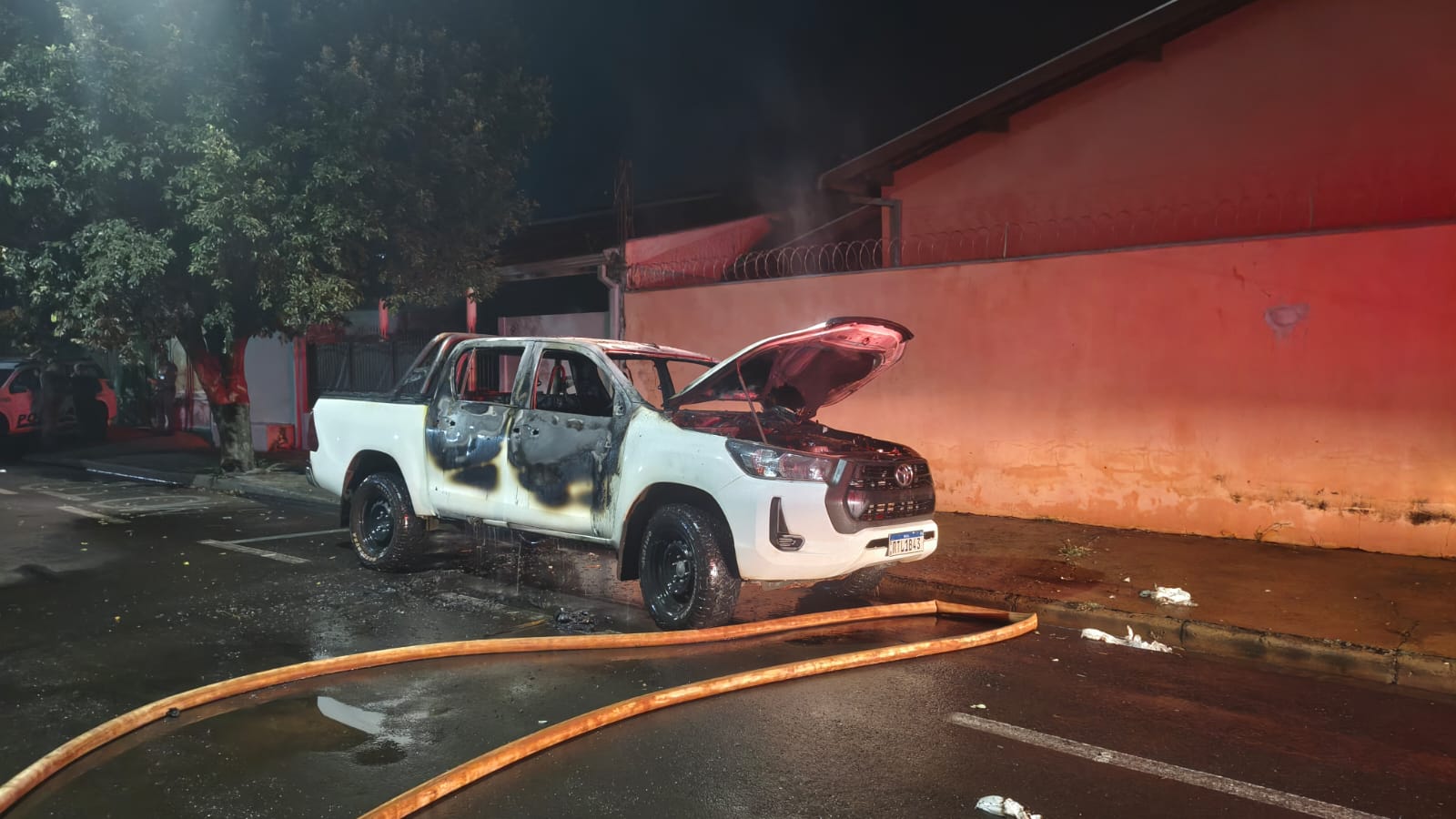 Bombeiros atendem incêndio em caminhonete no bairro Nogueira