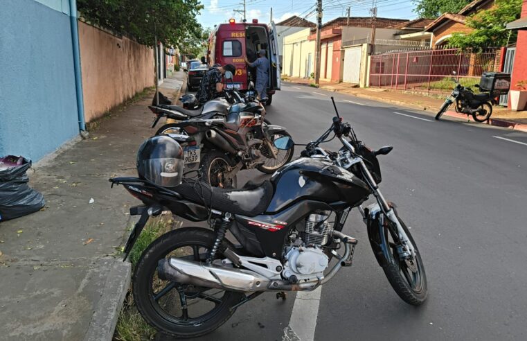 Colisão entre motocicletas deixa idosa ferida em cruzamento com semáforo