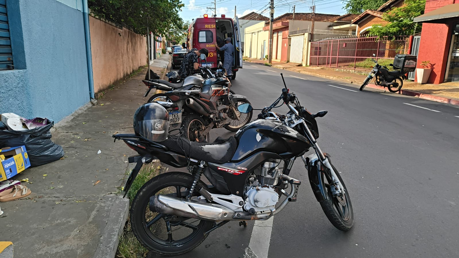 Colisão entre motocicletas deixa idosa ferida em cruzamento com semáforo