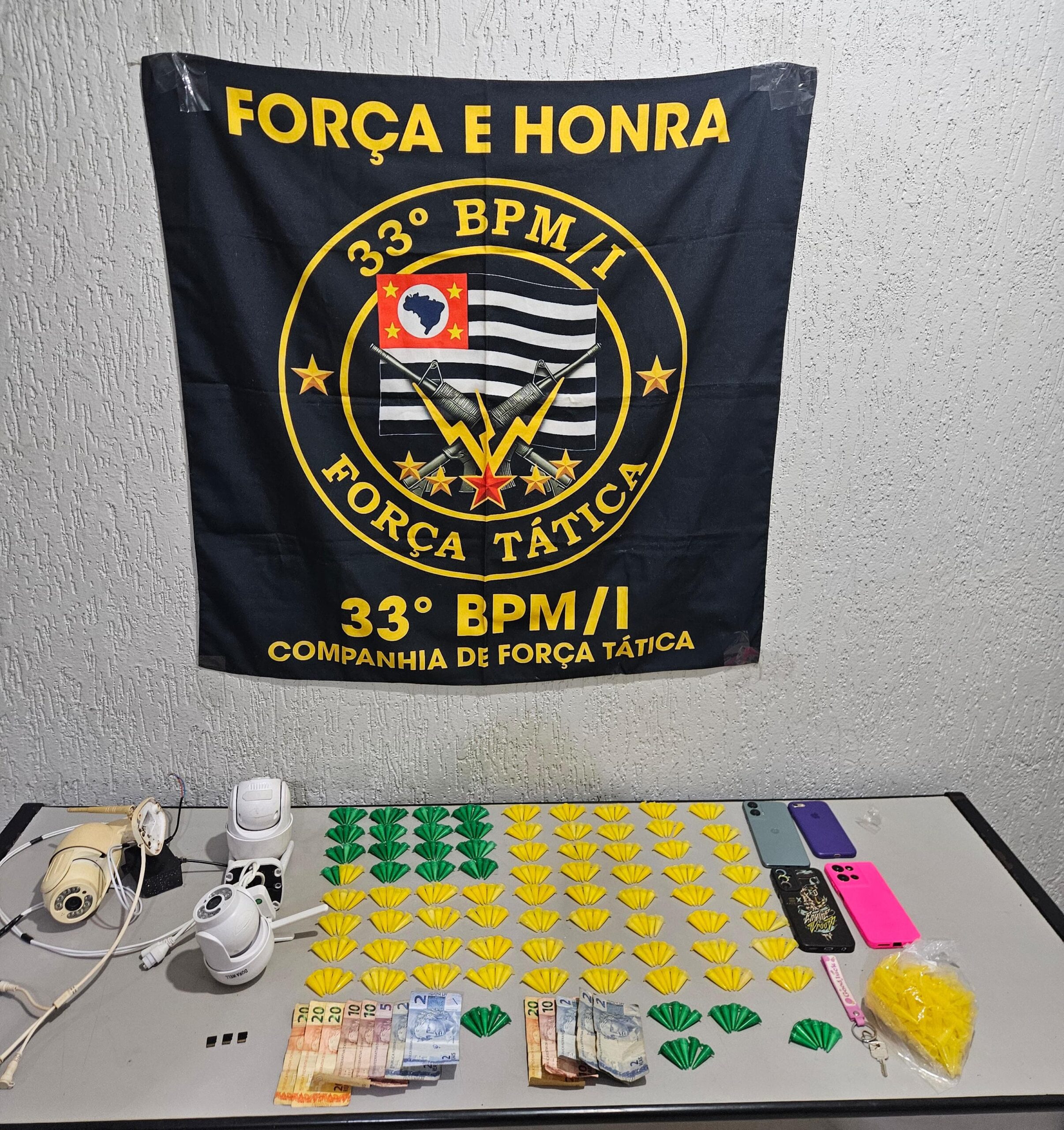 Força Tática prende dois por tráfico de drogas em conjunto habitacional