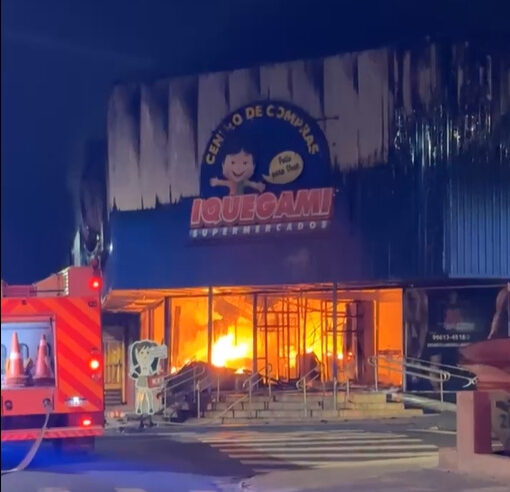 Incêndio de grandes proporções atinge supermercado em Olímpia