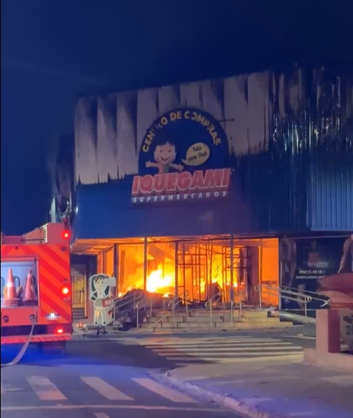Incêndio de grandes proporções atinge supermercado em Olímpia