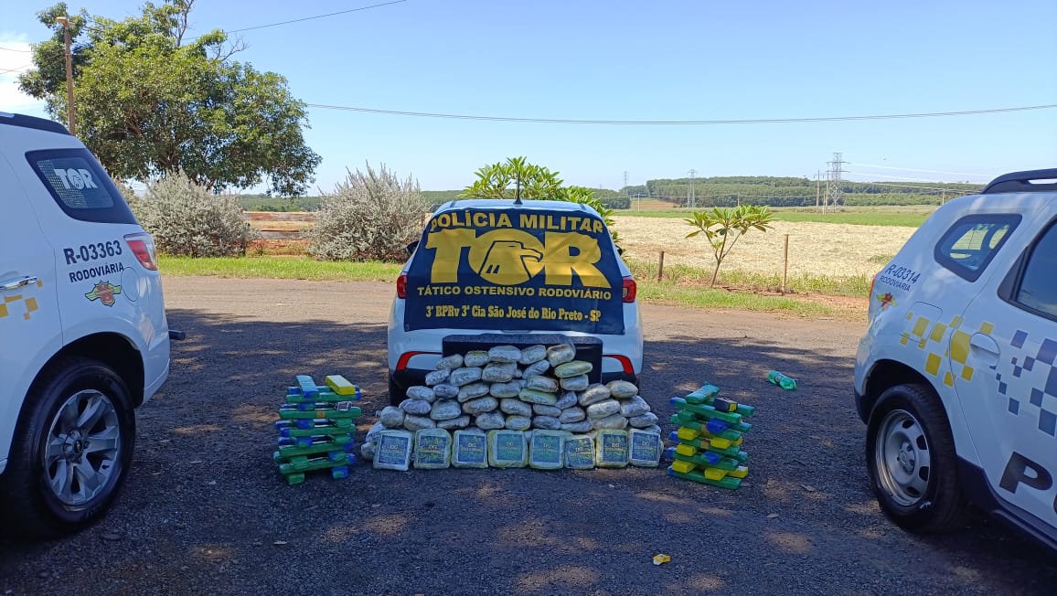 Casal é preso em estacionamento de supermercado com 90 kg de drogas, em Olímpia