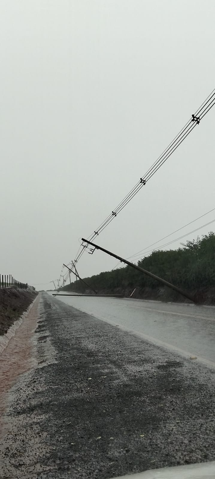 Chuva e vento derrubam postes em estrada vicinal