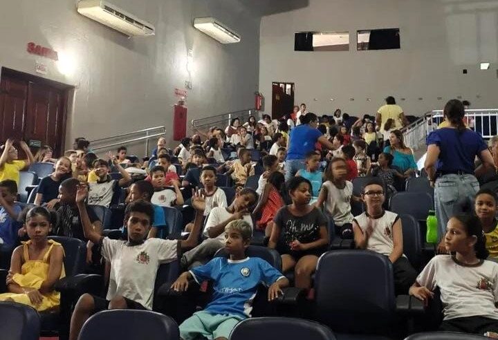 Alunos da Rede Municipal de Ensino mergulham na cultura indígena e ambiental em espetáculo no Cine Barretos