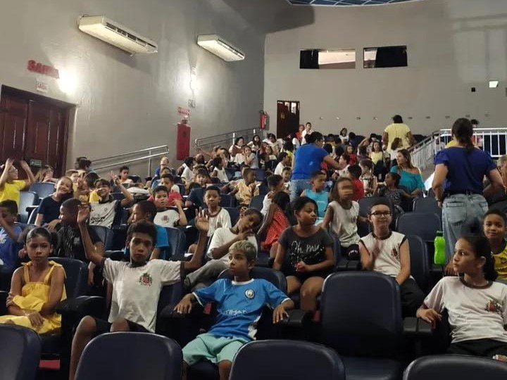 Alunos da Rede Municipal de Ensino mergulham na cultura indígena e ambiental em espetáculo no Cine Barretos