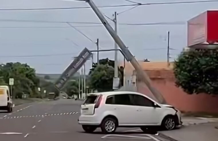 Veiculo colide em poste no Bairro Vida Nova