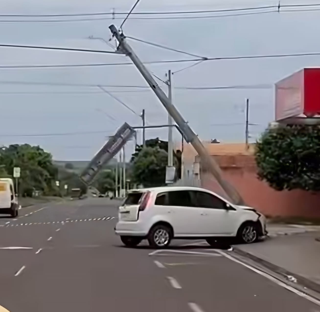Veiculo colide em poste no Bairro Vida Nova