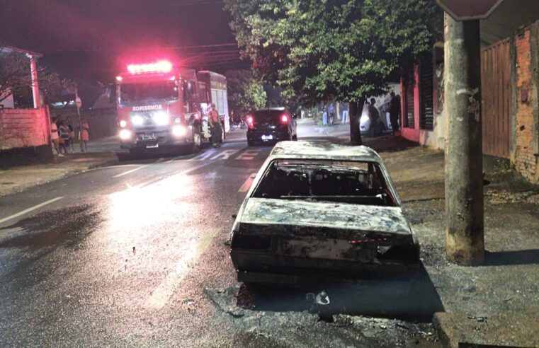 Bombeiros apagam incêndio em carro no bairro Santa Helena