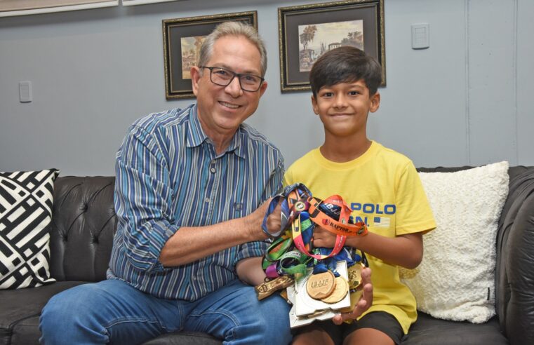 Campeão mundial aos 8 anos, João Avi Garcia é recebido pelo prefeito Odair Silva em Barretos