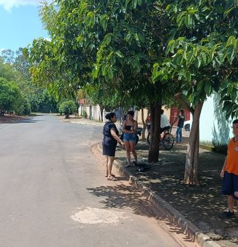 Acidente entre moto e bicicleta deixa dois feridos no bairro Boa Esperança