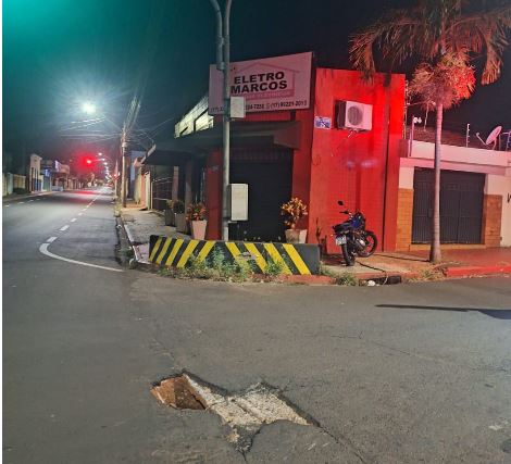 SAMU socorre vítima ferida em queda de moto no centro