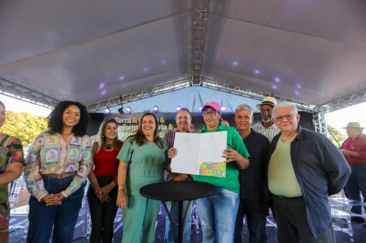 Ministro Paulo Teixeira realiza entregas da reforma agrária em Colômbia e Boa Esperança