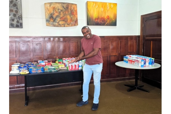 Abertura da temporada 2026 da OSMB arrecada alimentos para o Fundo Social