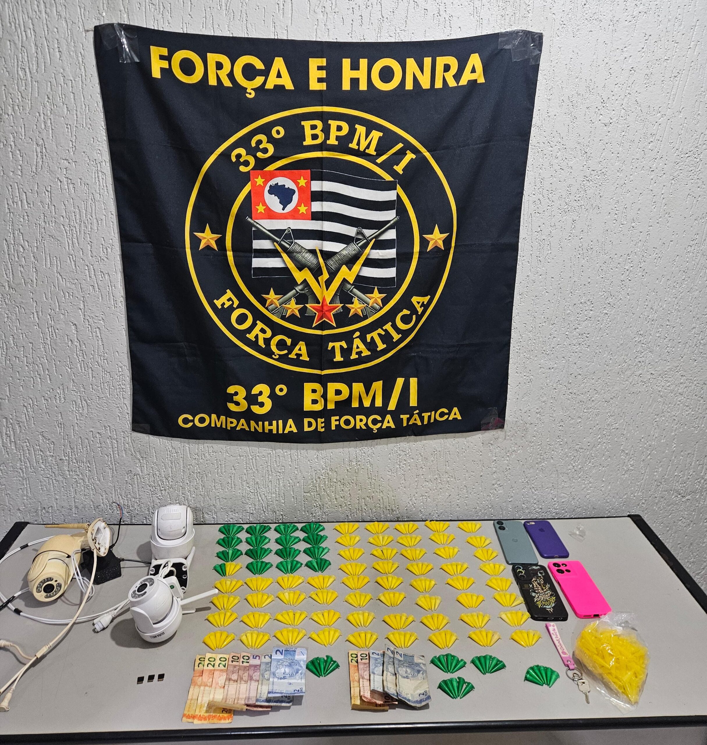 Força Tática prende suspeitos por tráfico de drogas em conjunto habitacional de Barretos