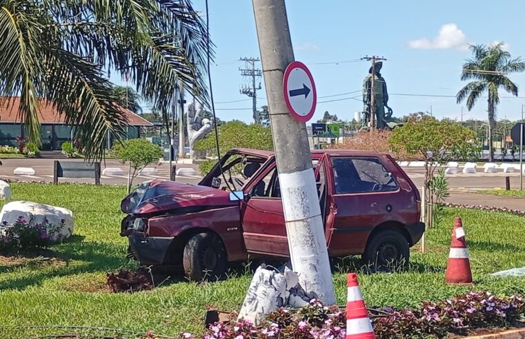Carro para em rotatória após colisão em poste na via das Comitivas