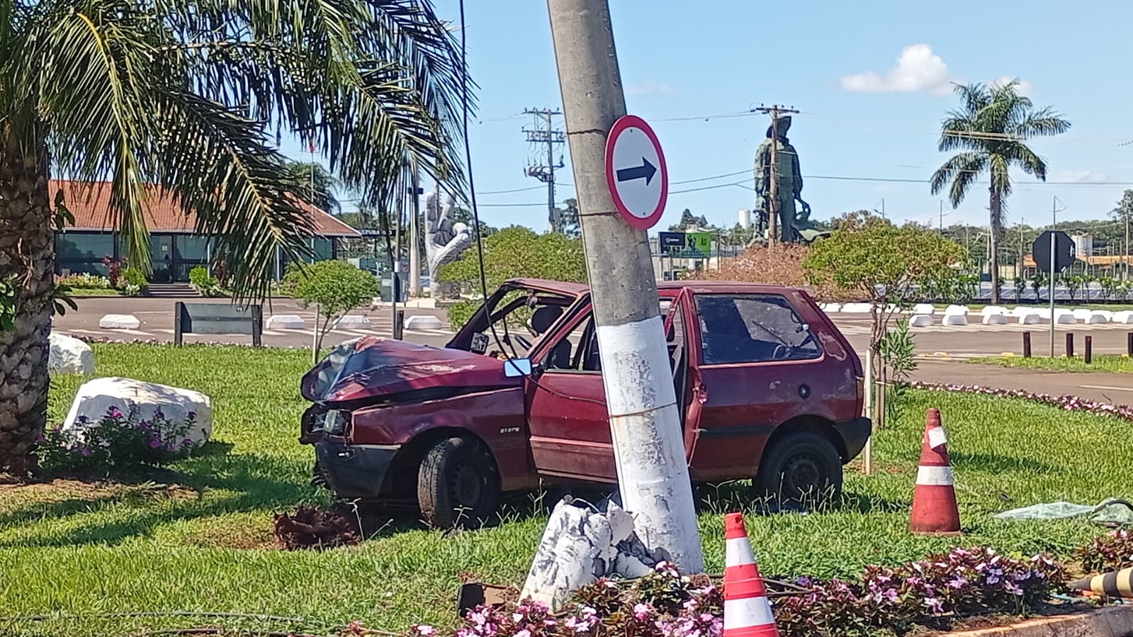Carro para em rotatória após colisão em poste na via das Comitivas