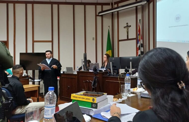 Júri julga cinco réus por morte adolescente de 14 anos