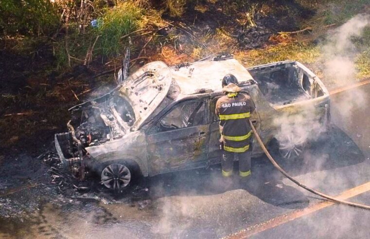 Bombeiros combatem incêndio em veículo próximo ao Aeroporto