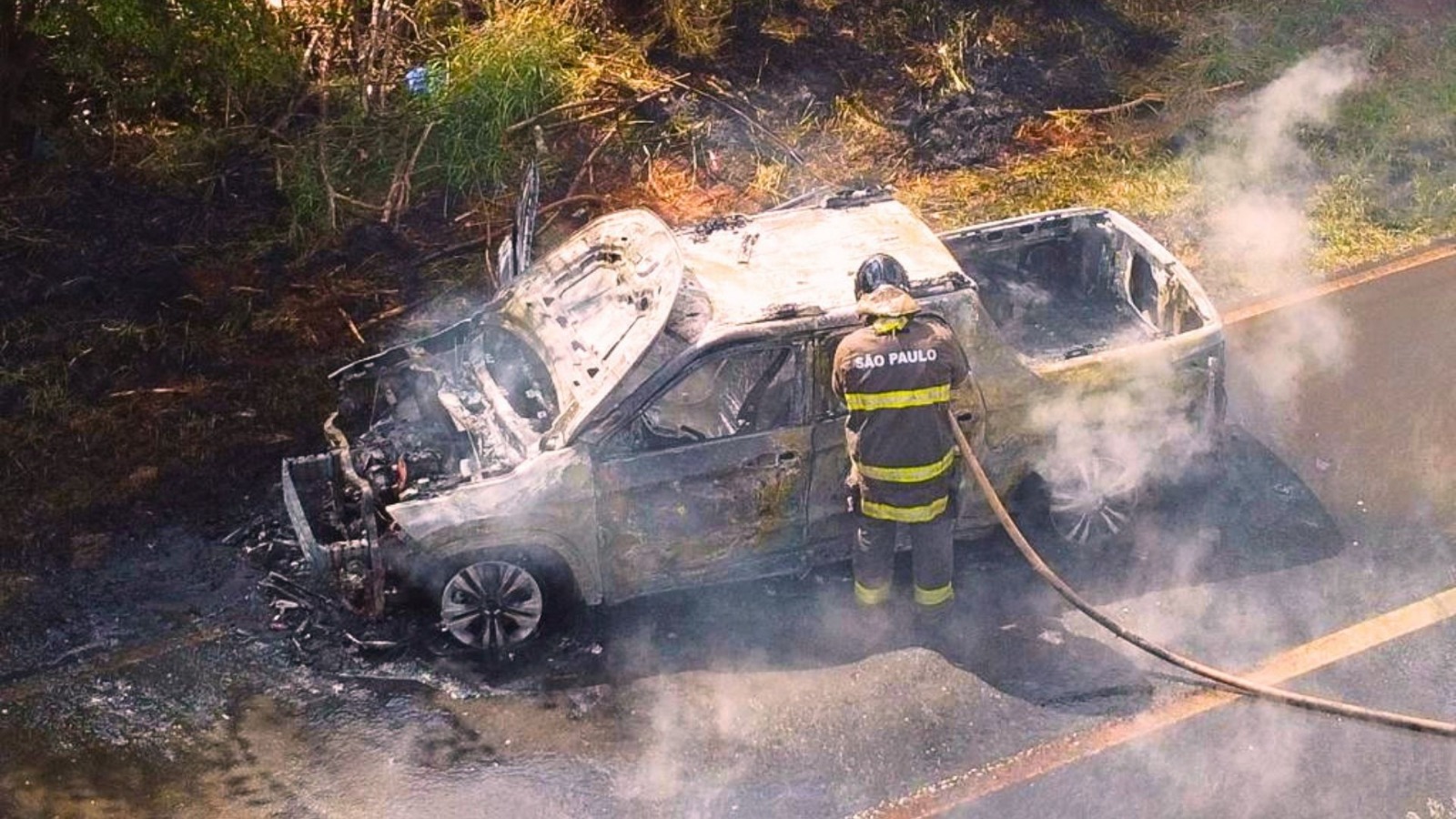 Bombeiros combatem incêndio em veículo próximo ao Aeroporto