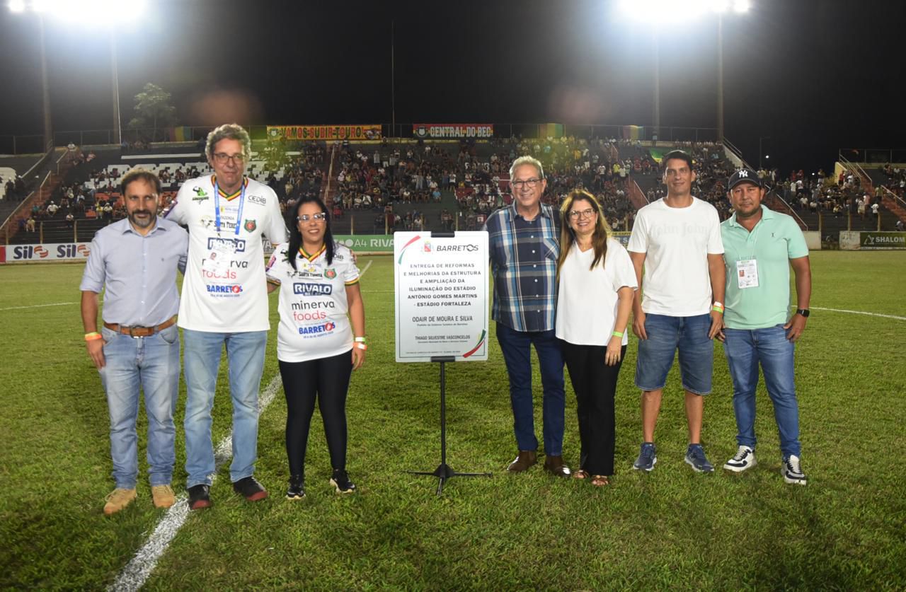 Prefeitura inaugura nova iluminação do Estádio Antônio Gomes Martins