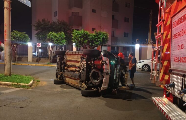 Carro capota em avenida após colisão no trânsito de Barretos