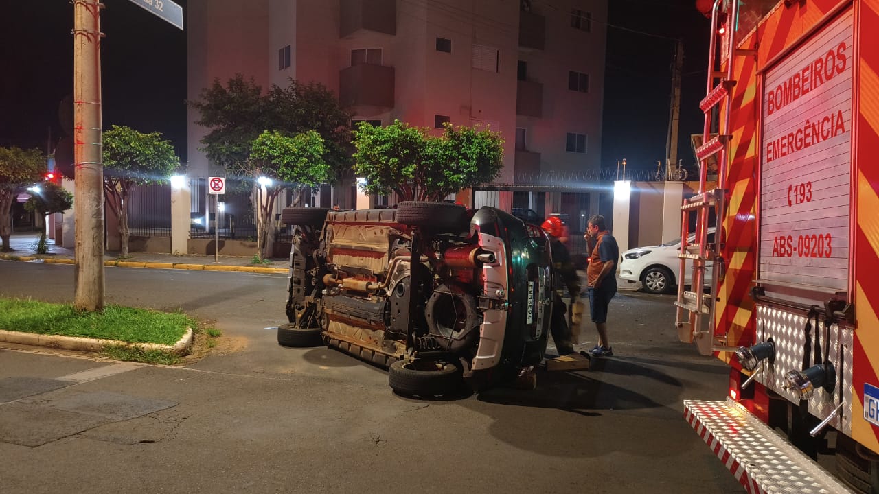 Carro capota em avenida após colisão no trânsito de Barretos