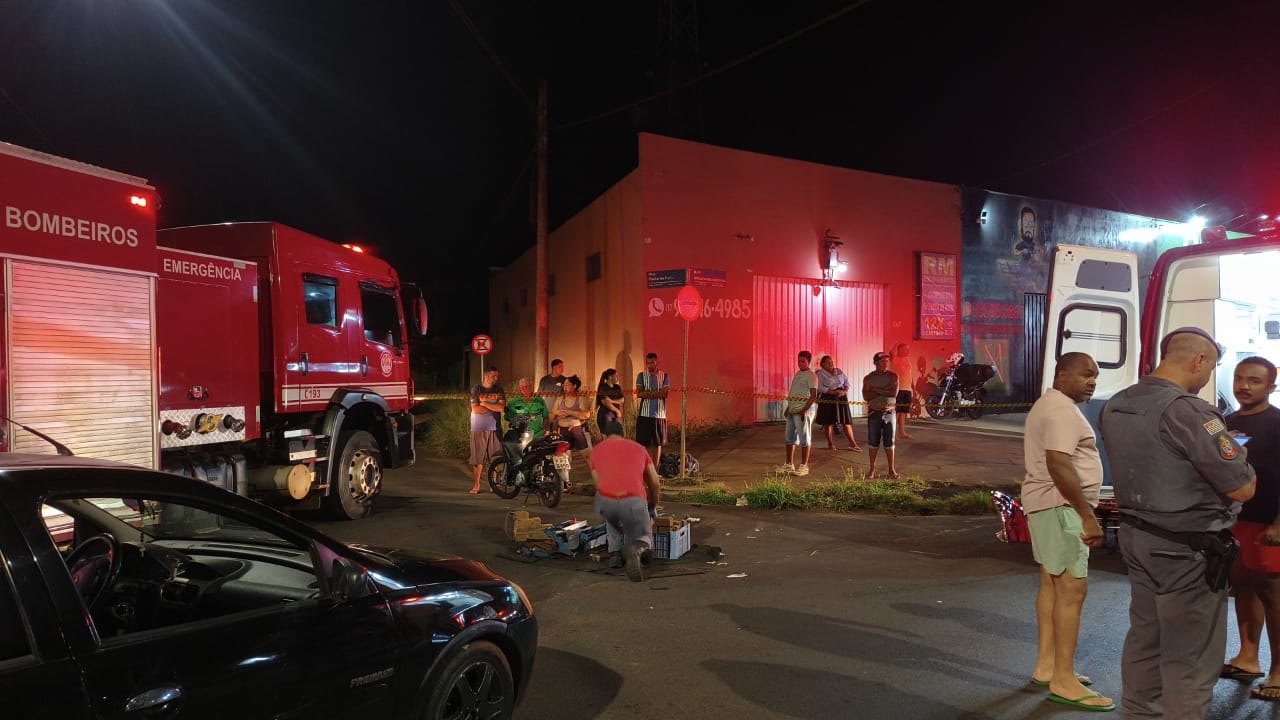 Acidente entre carro e moto deixa motociclista ferida
