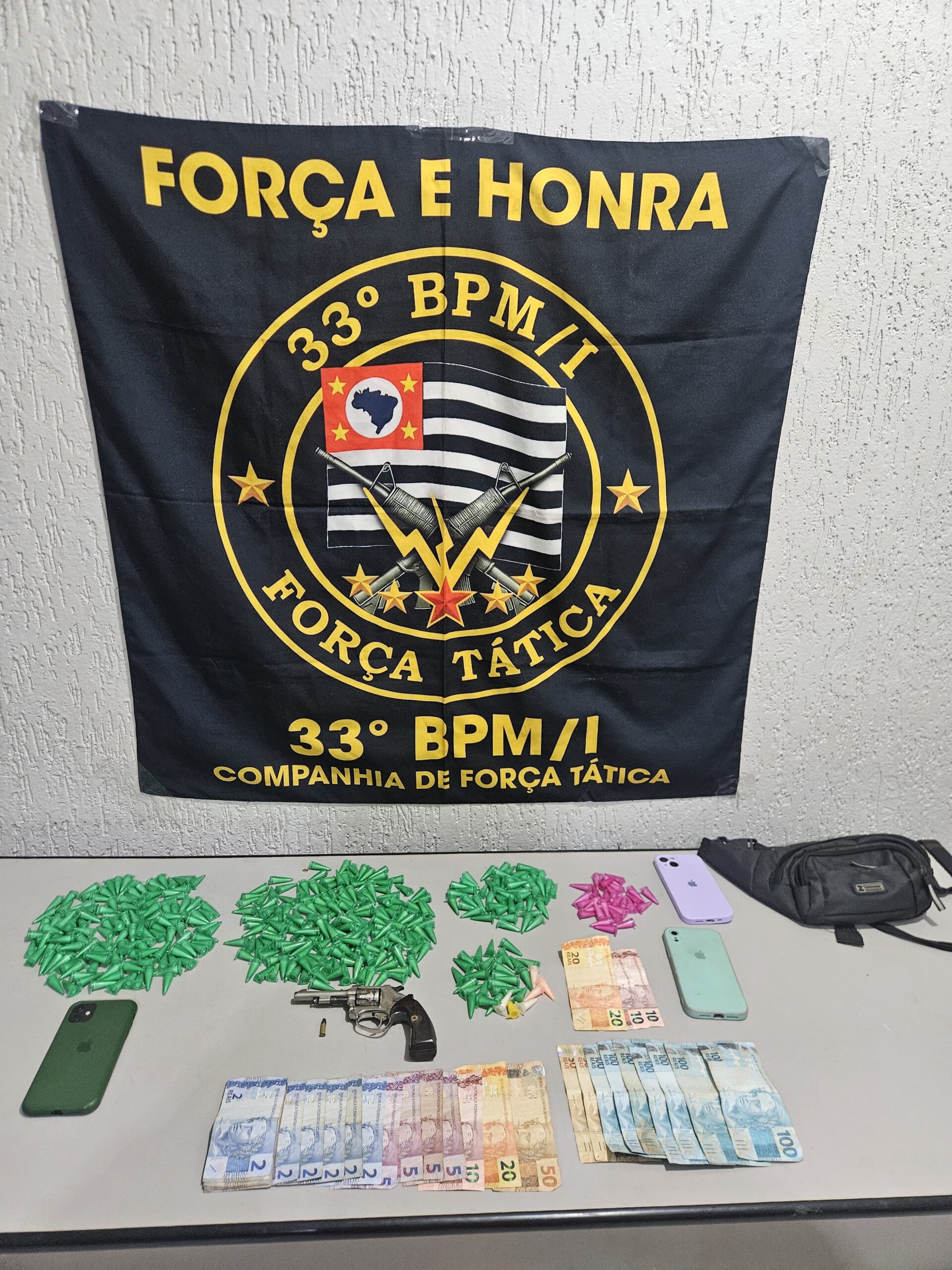 Tráfico de drogas e posse ilegal de arma resultam em apreensões e detenções em Barretos