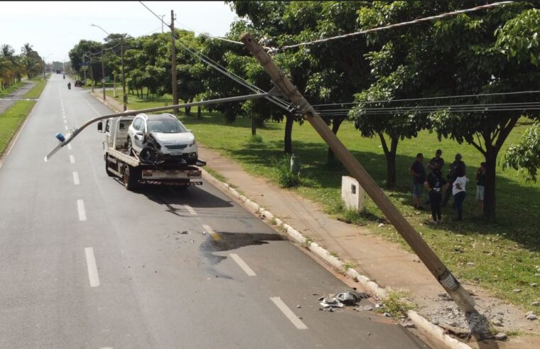 Veículo derruba poste na avenida dos Coqueiros