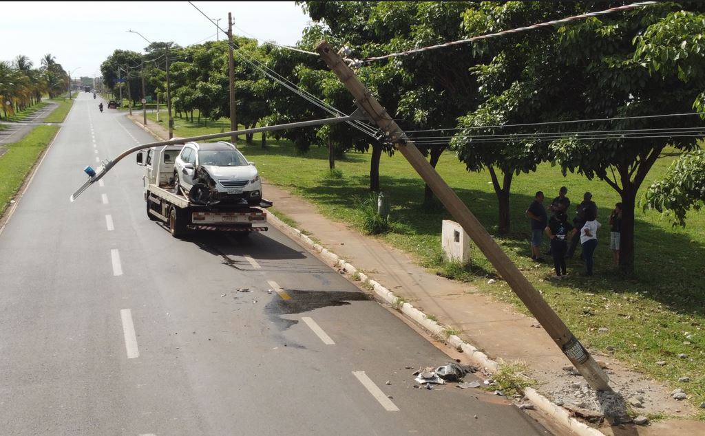Veículo derruba poste na avenida dos Coqueiros