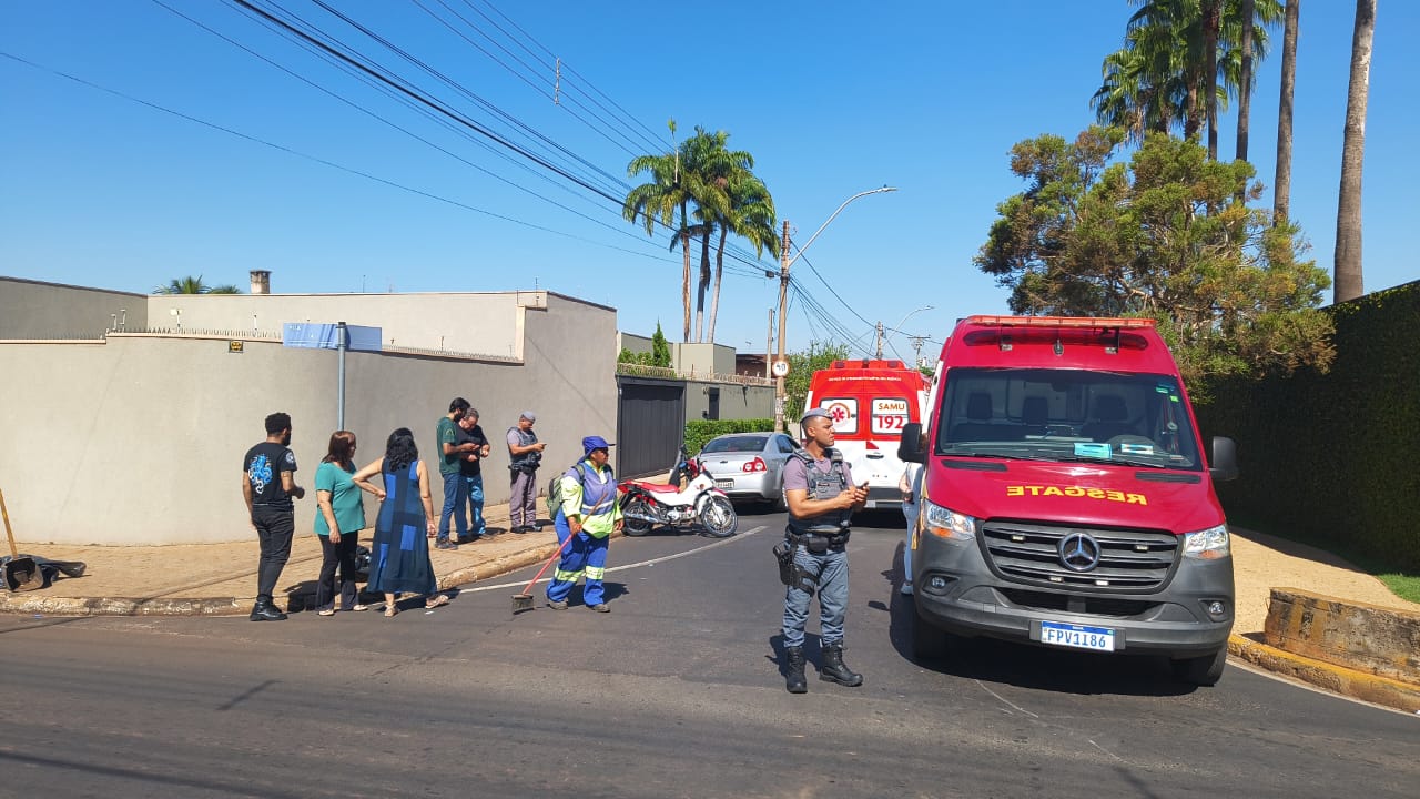 Acidente entre carro e moto deixa dois feridos em cruzamento