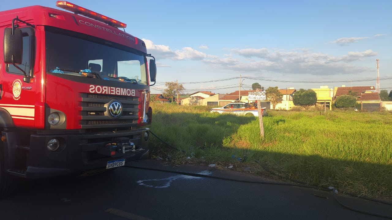 Incêndio em terreno baldio mobiliza equipes do Bombeiros e Defesa Civil