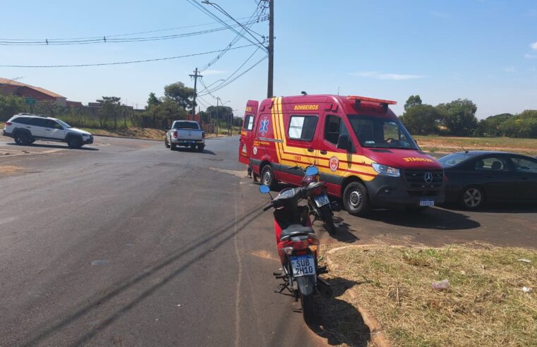 Acidente entre carro e moto deixa motociclista ferida