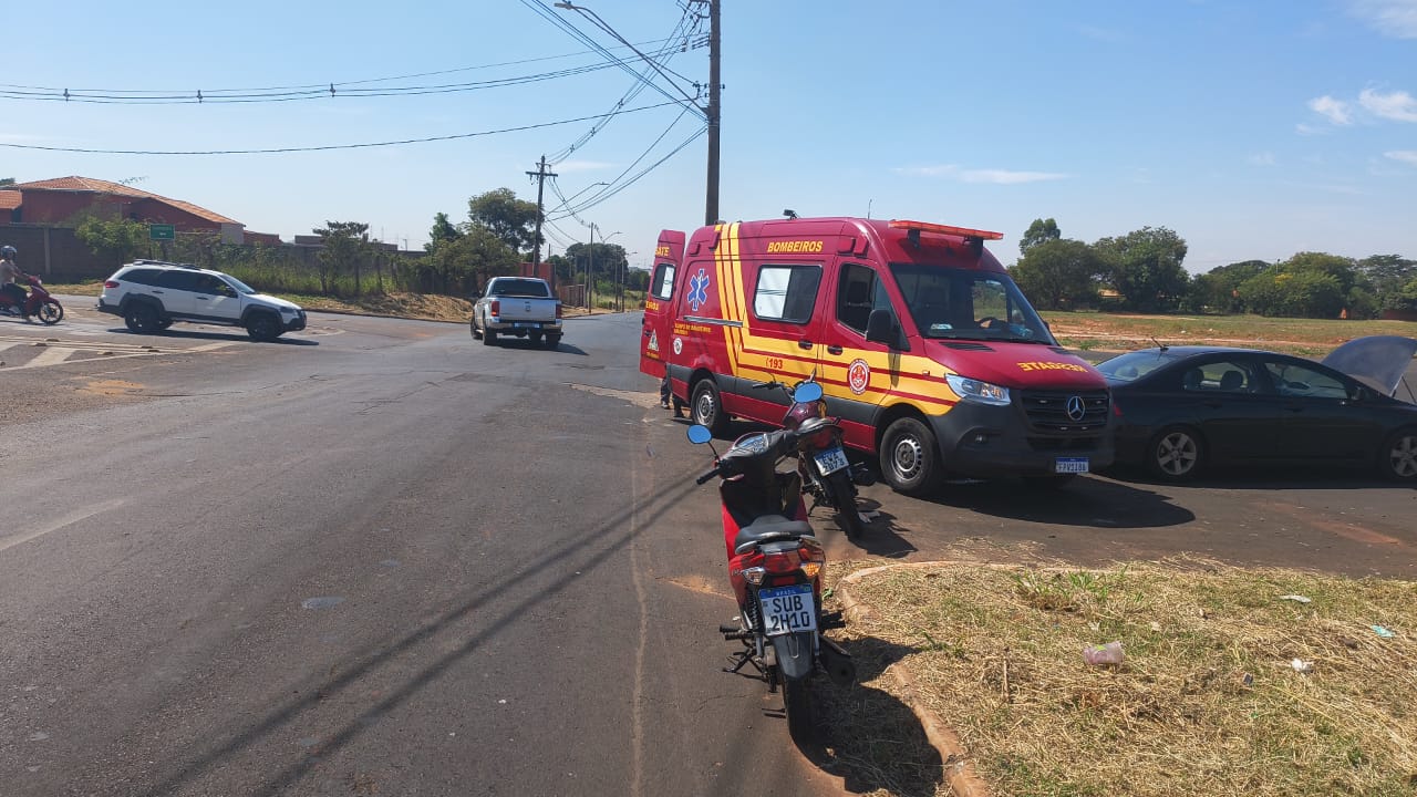 Acidente entre carro e moto deixa motociclista ferida