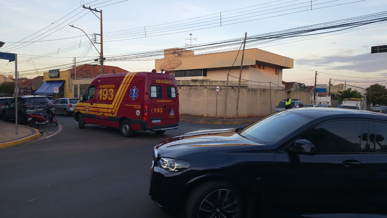 Bombeiros socorrem motociclista ferida
