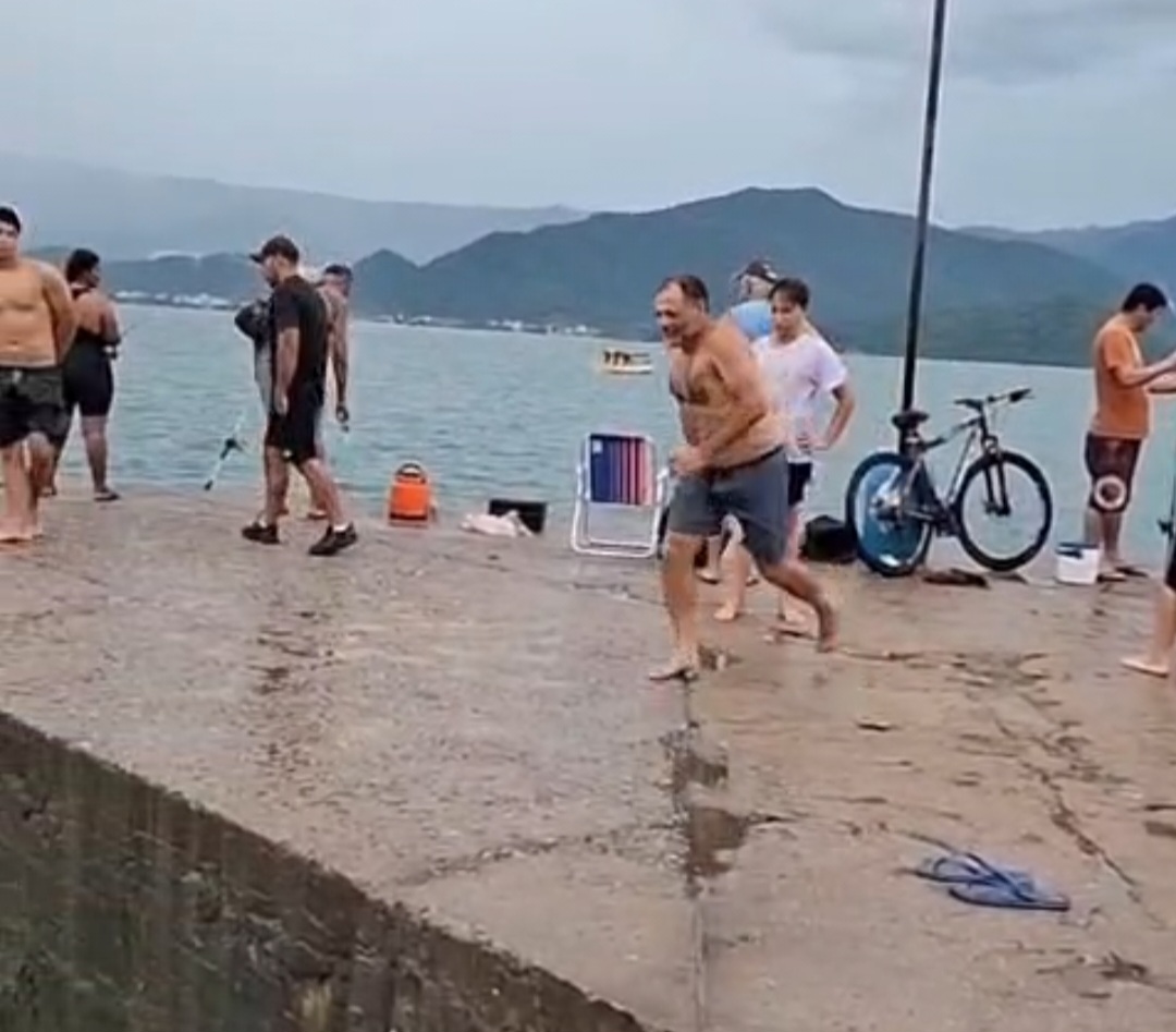 Barretense tem vídeo viralizado após mergulho no mar