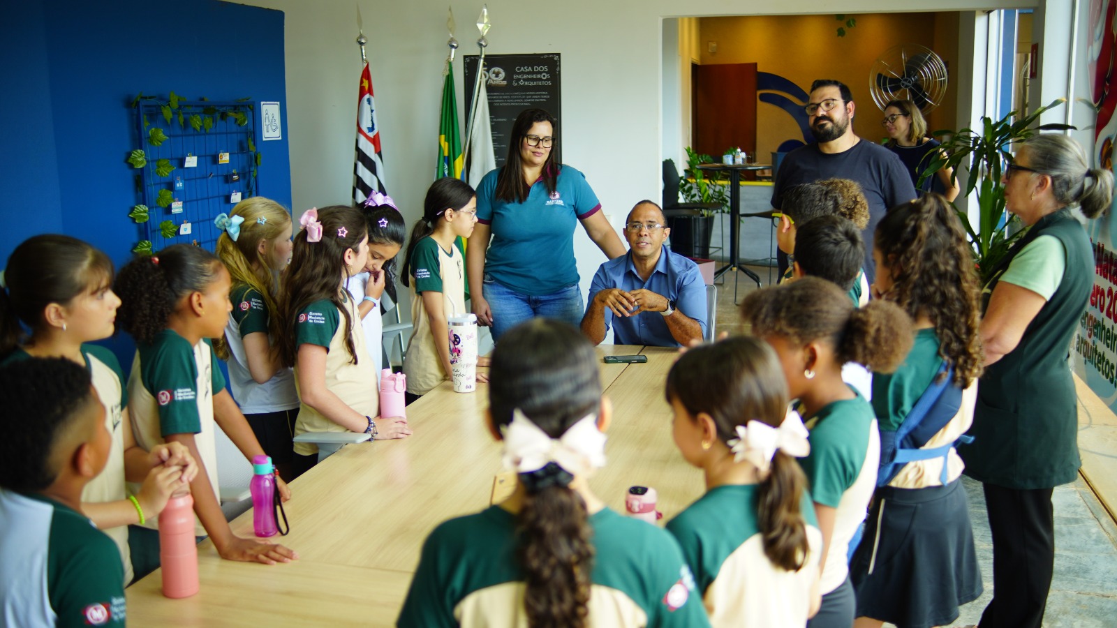 Casa dos Engenheiros de Barretos recebe alunos do Liceu Tec para vivência sobre Energia Fotovoltaica