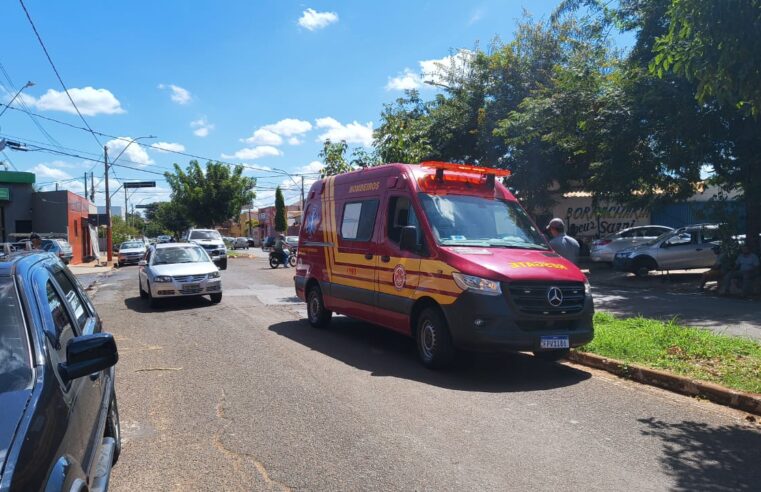 Motociclista fica ferida após queda em cruzamento