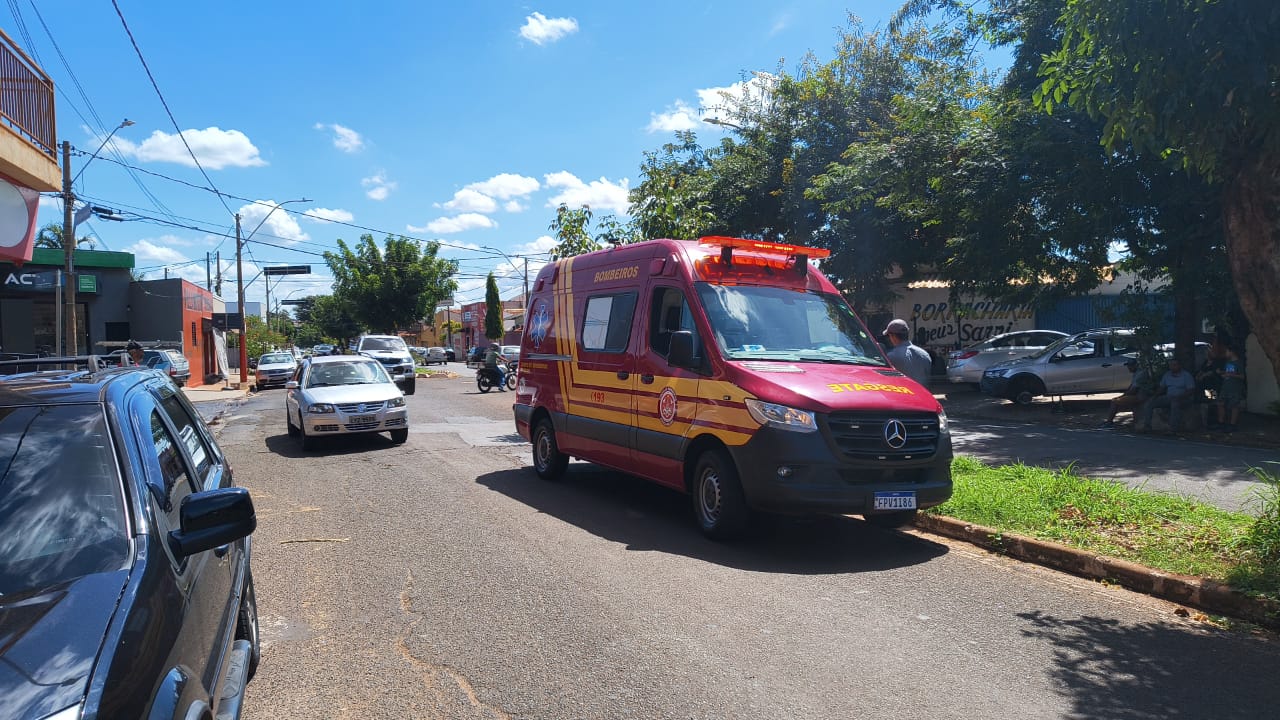 Motociclista fica ferida após queda em cruzamento